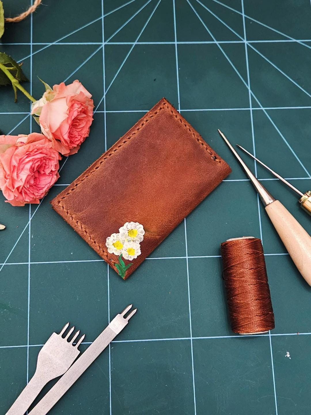 2 განყოფილებიანი საბარათე გვირილებით - NeNe Leather Craft
