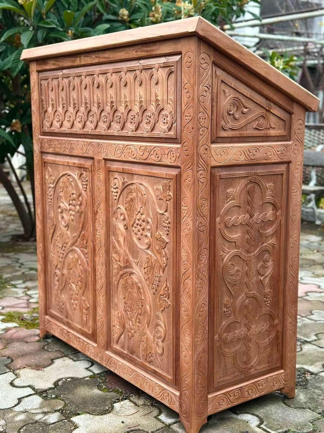 კვეთილი ტრიბუნა, ვაზის ორნამენტით - Wood more